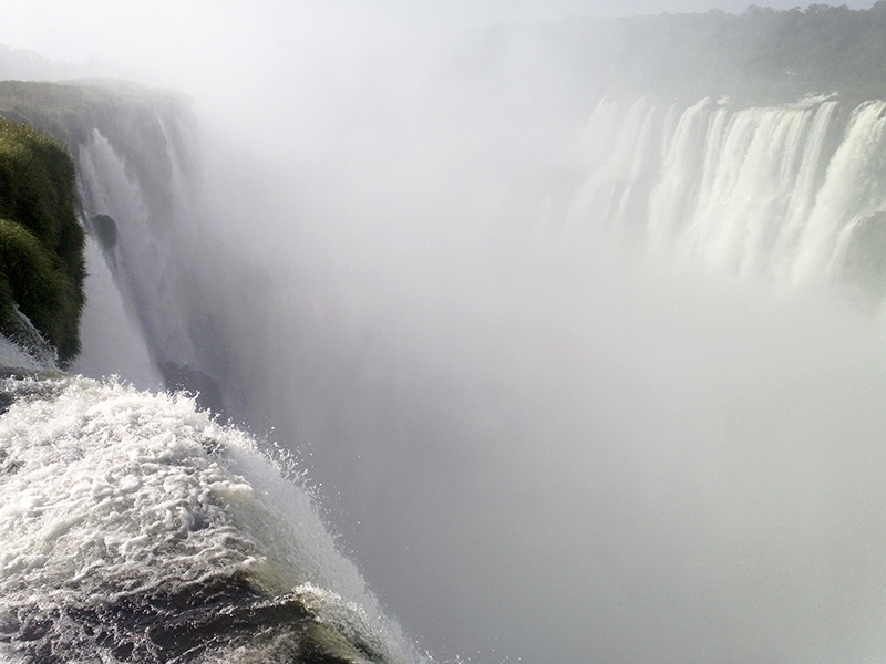 Iguazu falls garganta del diablo vapor power