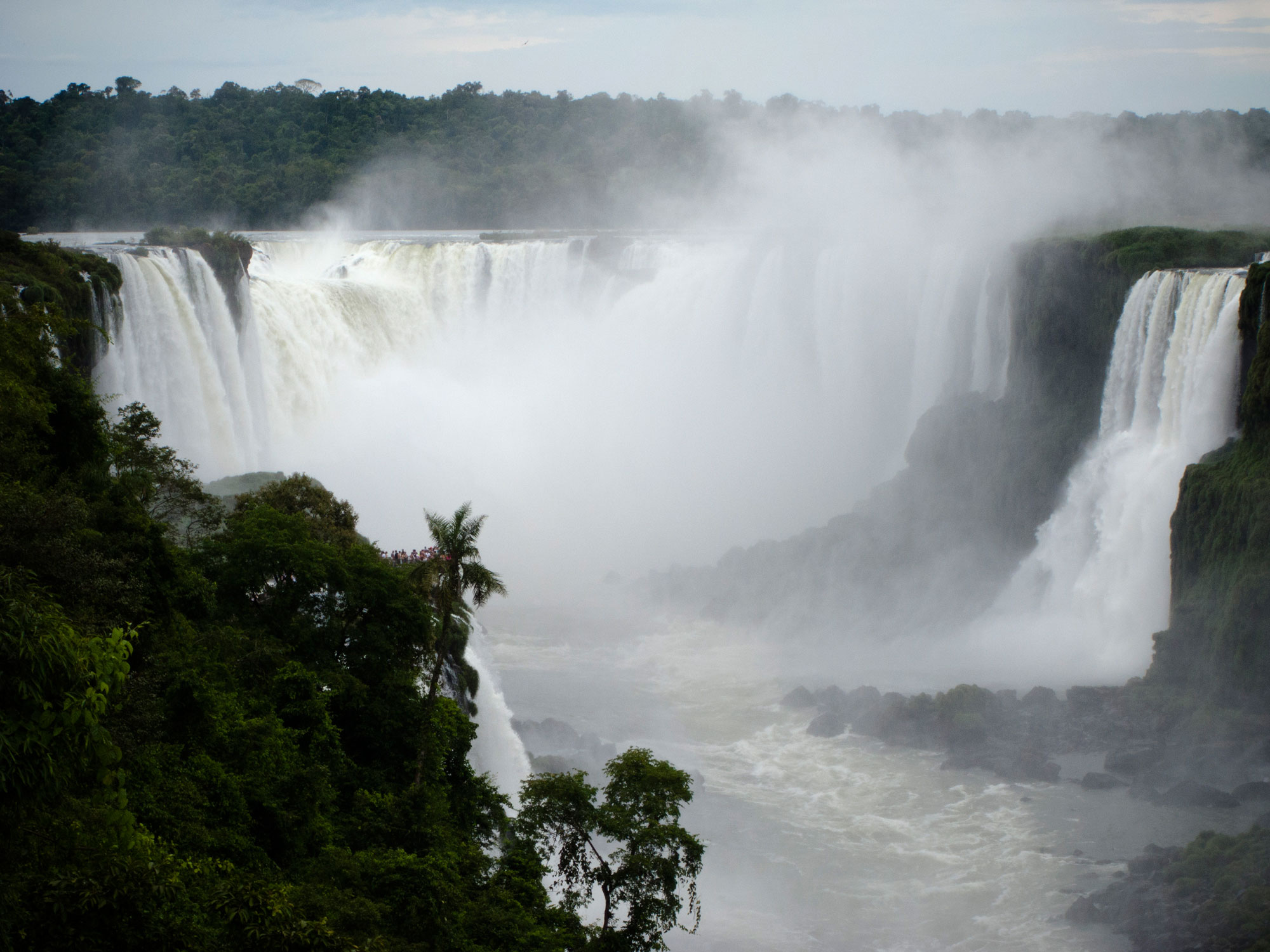 Iguazu falls garganta brasilian side