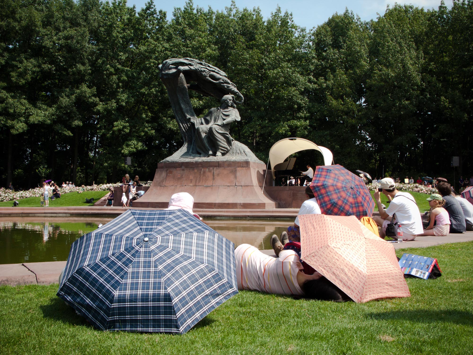 Warsaw Łazienki Park Chopin statue free sundays concert