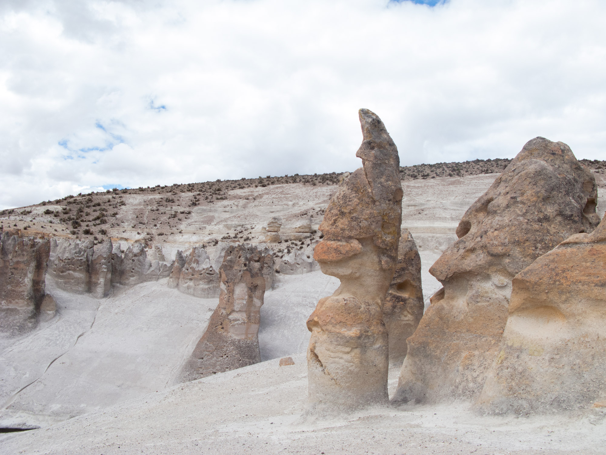 Peru Arequipa Colca Reserva National Salinas bosque piedras manlike
