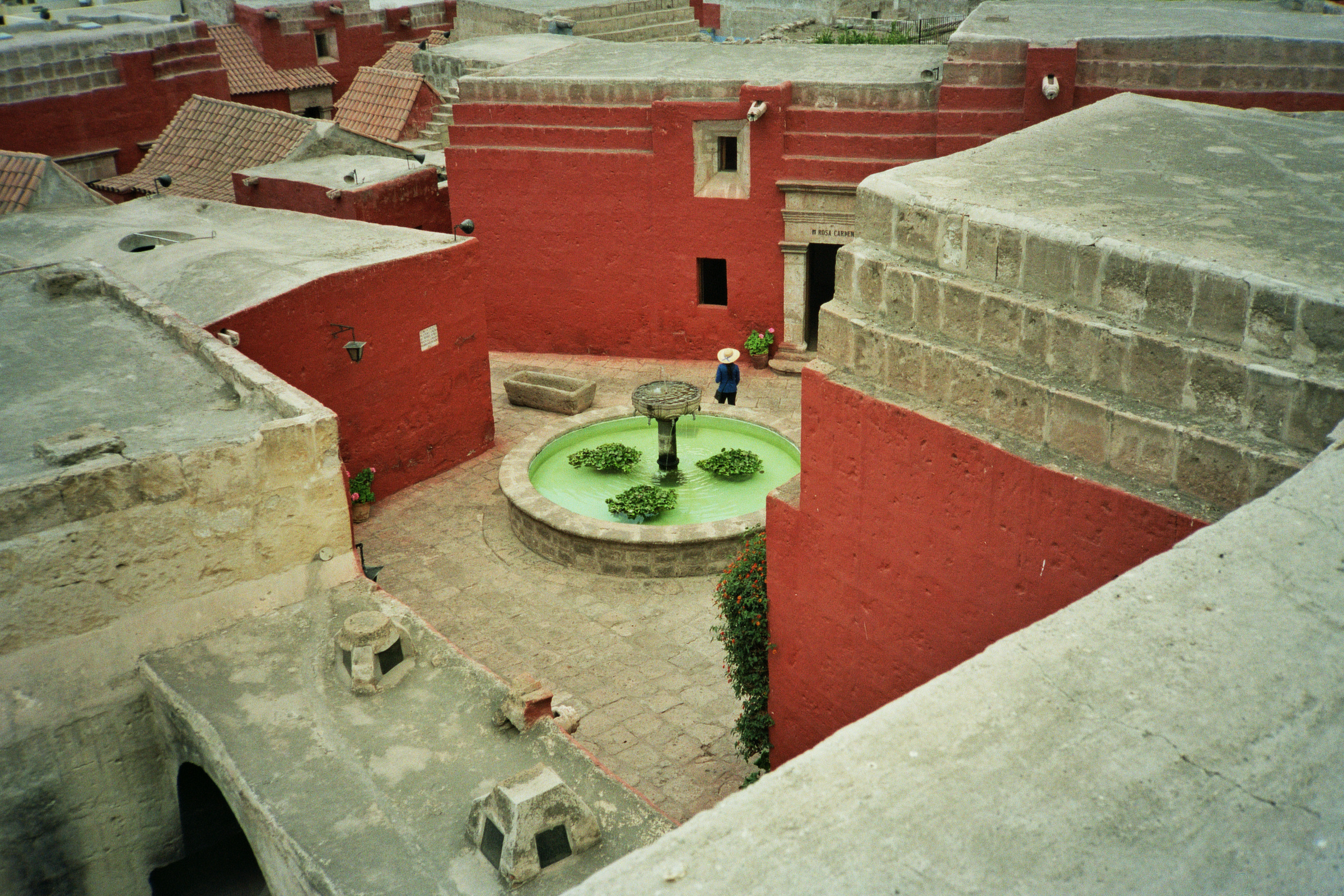 Peru Arequipa Monasterio de Santa Catalina de Siena top green red