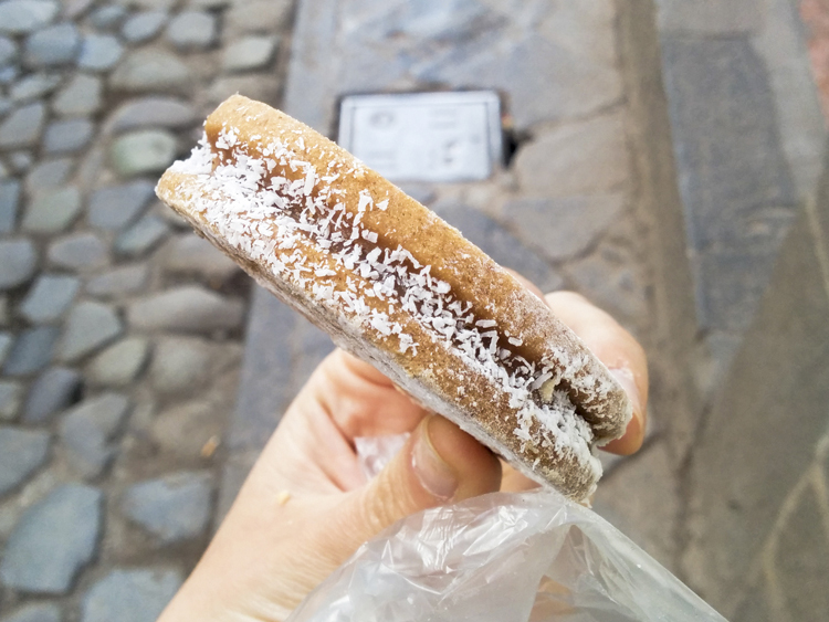 peru street food alfajor cookie