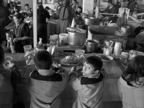 Peru cusco mercado central de san pedro kids eating