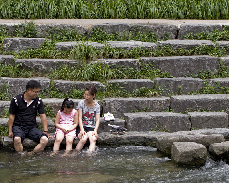 IMG_South Korea Seoul Cheonggyecheon family