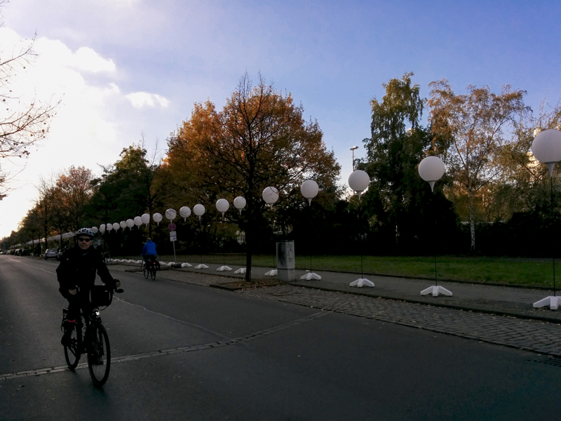 Berlin Lichtgrenze 2014 mauer fall bike