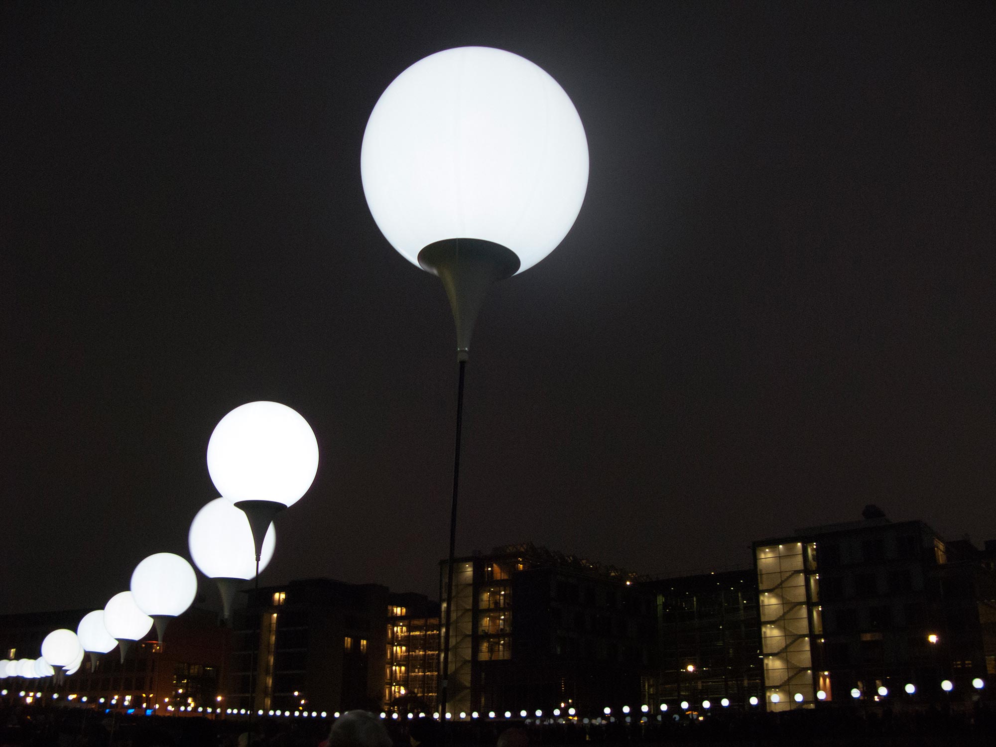 Berlin Lichtgrenze 2014 mauer fall night lights path