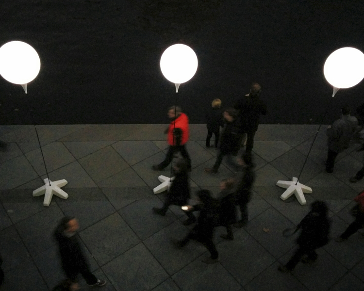 Berlin Lichtgrenze 2014 mauer fall night lights red