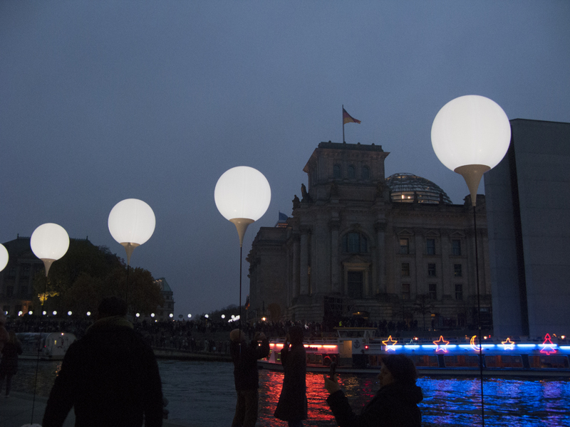 Berlin Lichtgrenze 2014 mauer fall night lights reichstag