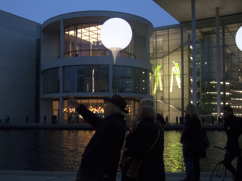 Berlin Lichtgrenze 2014 mauer fall spree elderly