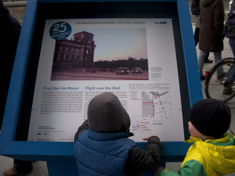 Berlin Lichtgrenze 2014 mauer fall spree kids reading