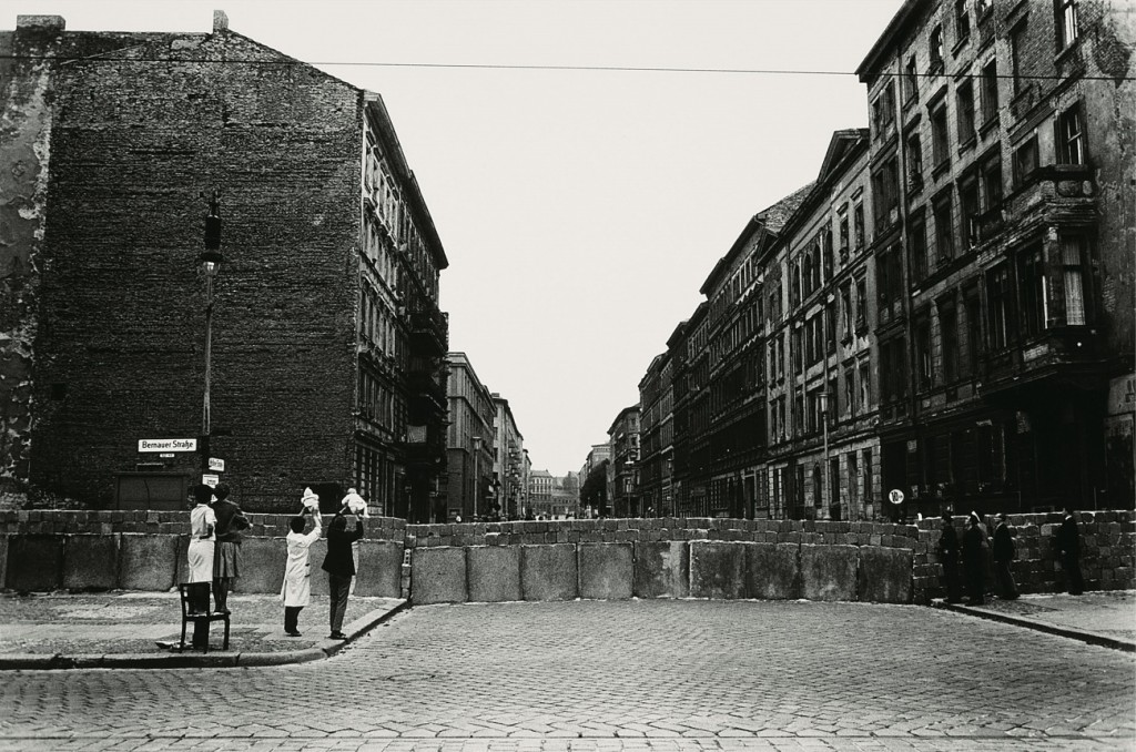 WillMacBride_BABYS ZEIGEN AN DER MAUER, BERLIN