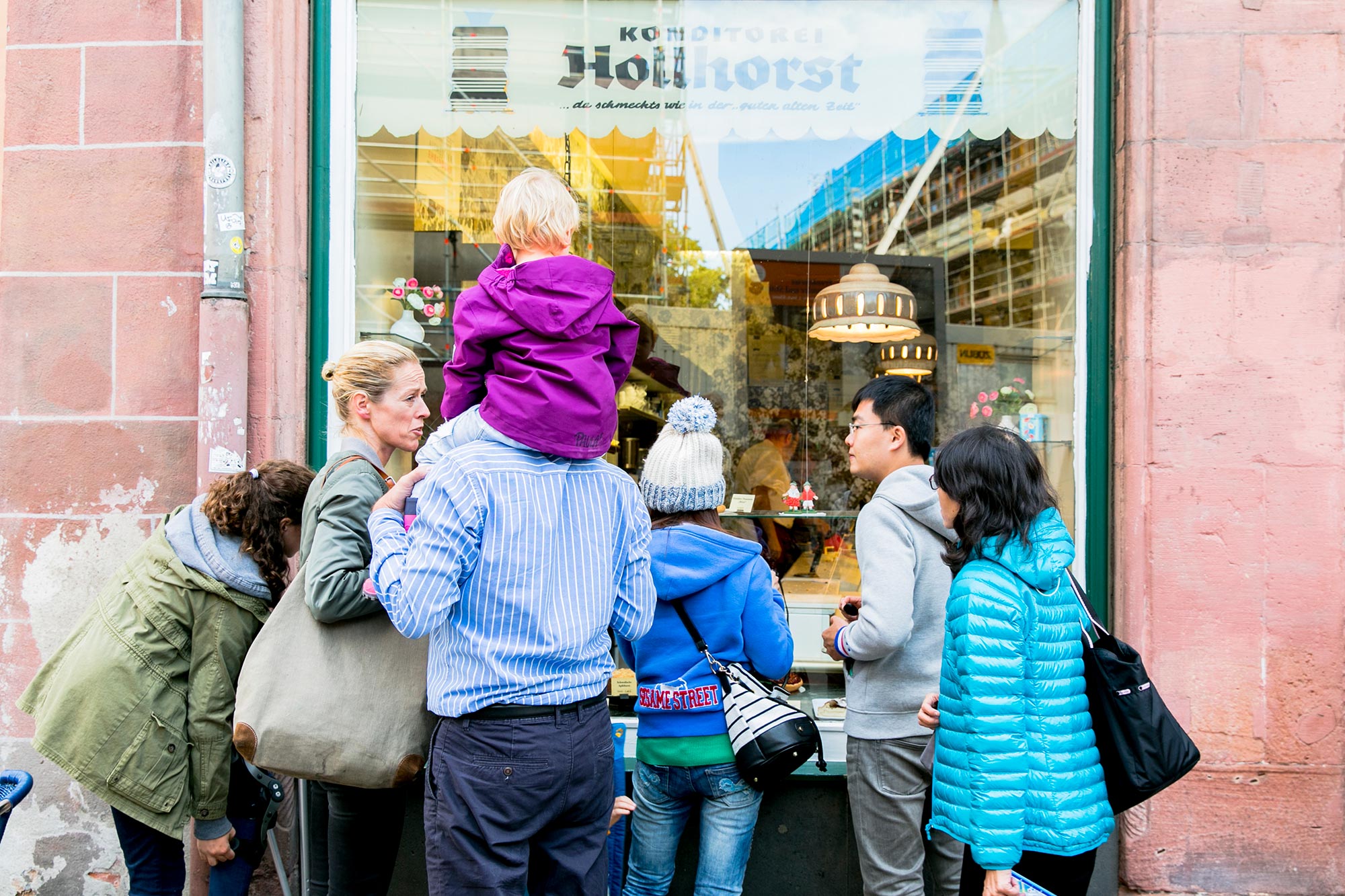 people looking inside hollhortst bakery frankfurt