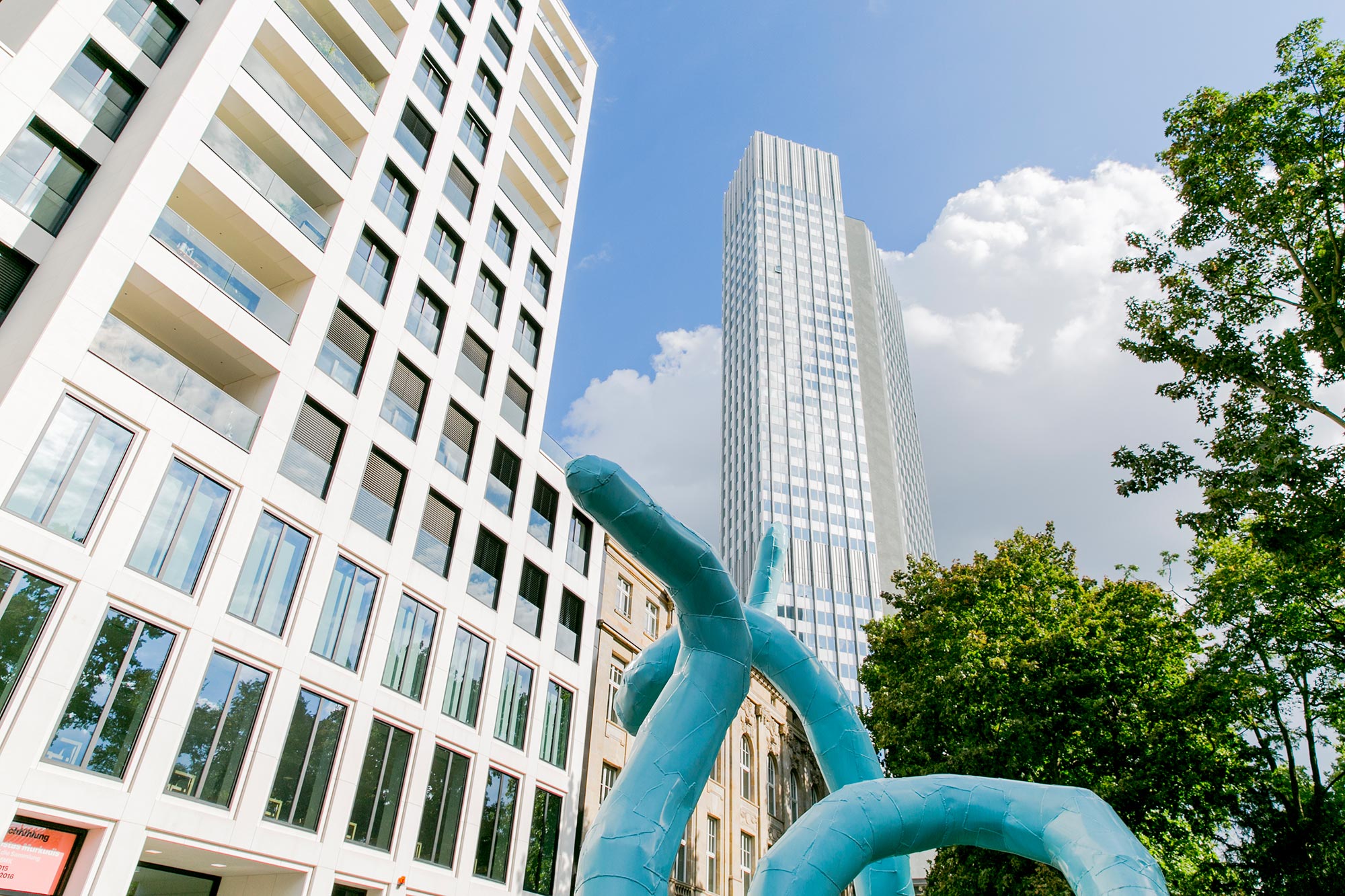 mainhattan skyscraper statue frankfurt