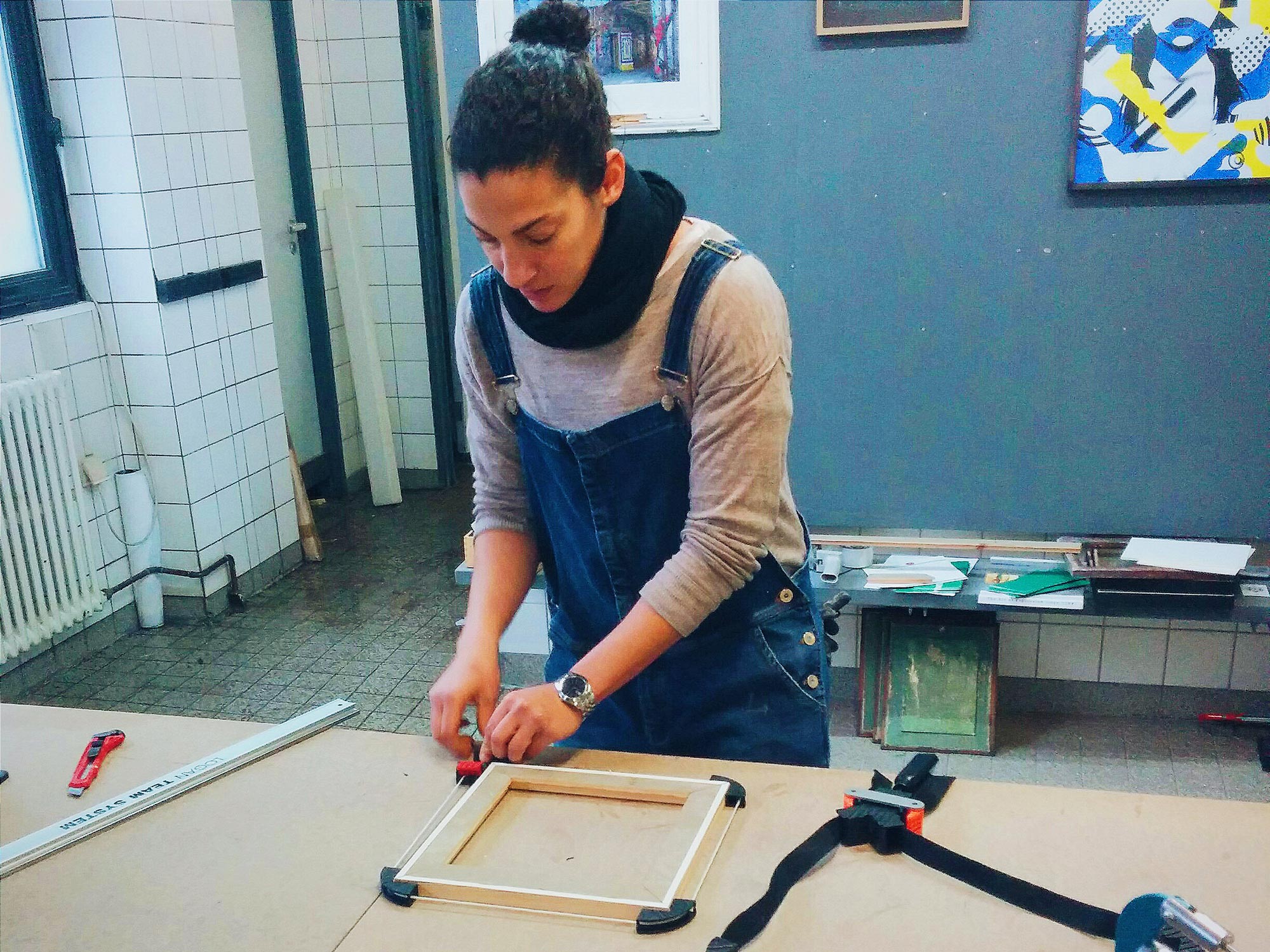 Berlin Wedding Frameworks Claire assembling frame