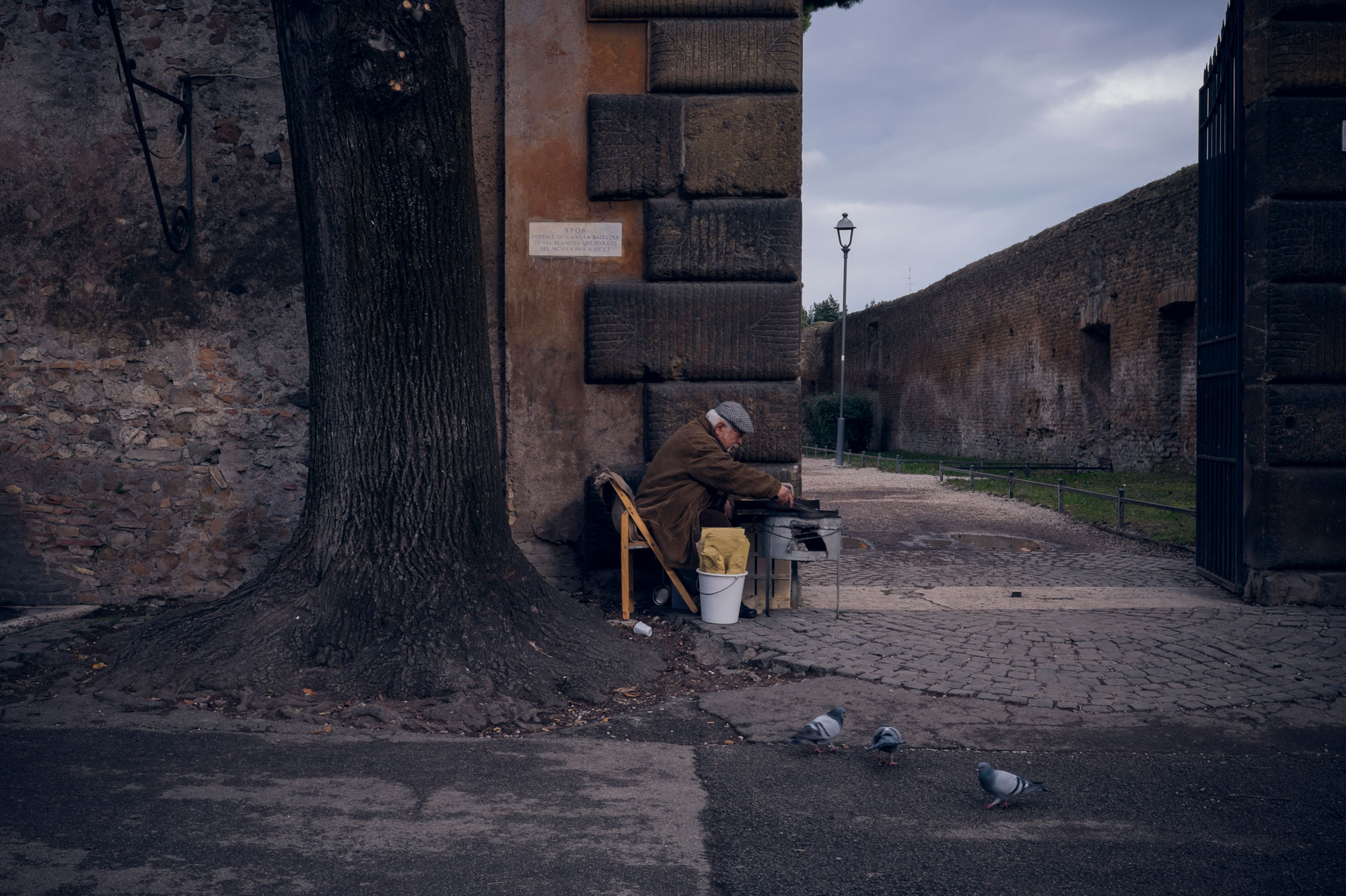 Italy-Roma-Aventino-chestnut-man