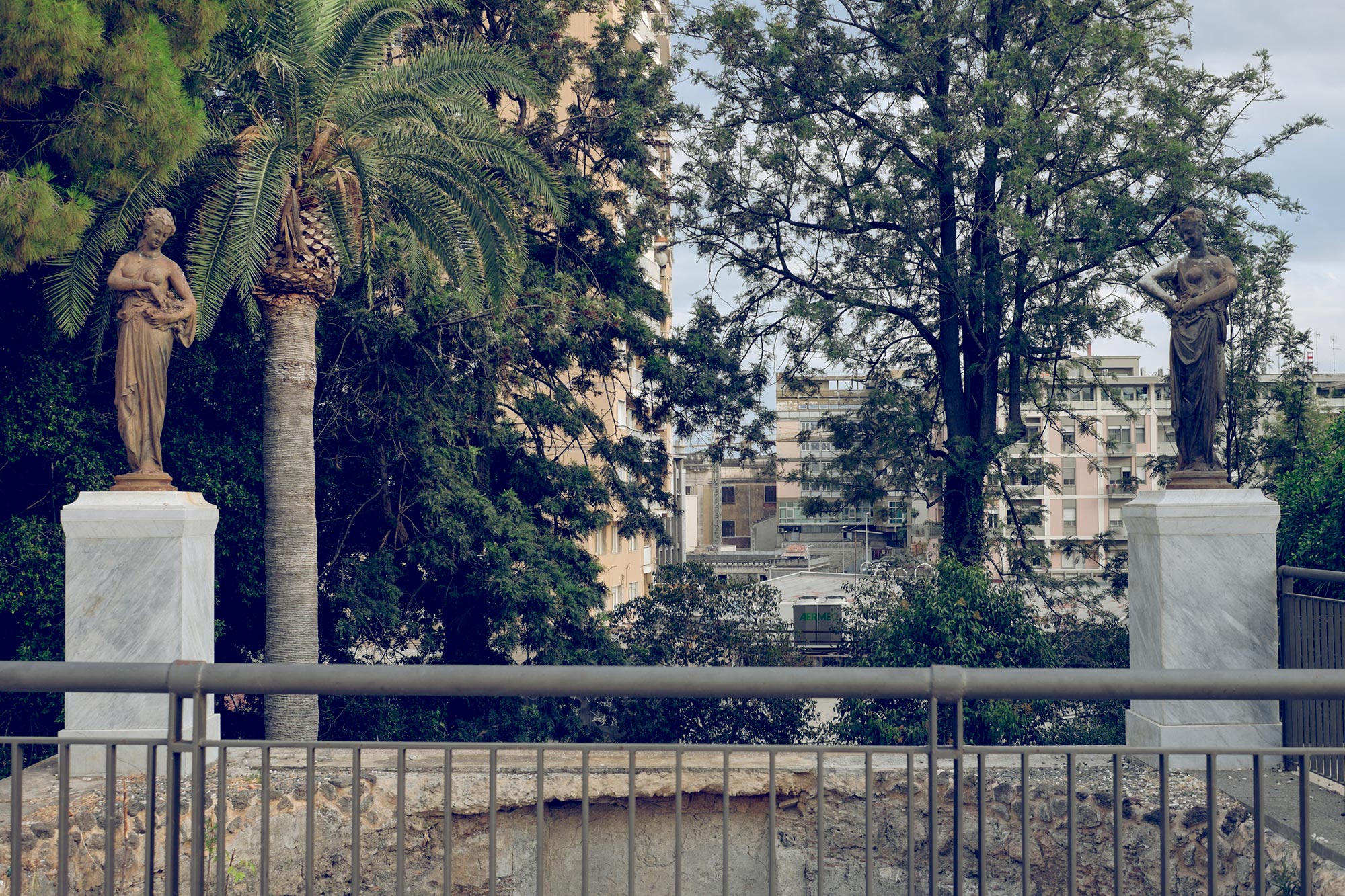 italy-sicilia-catania-giardino-bellini-statues