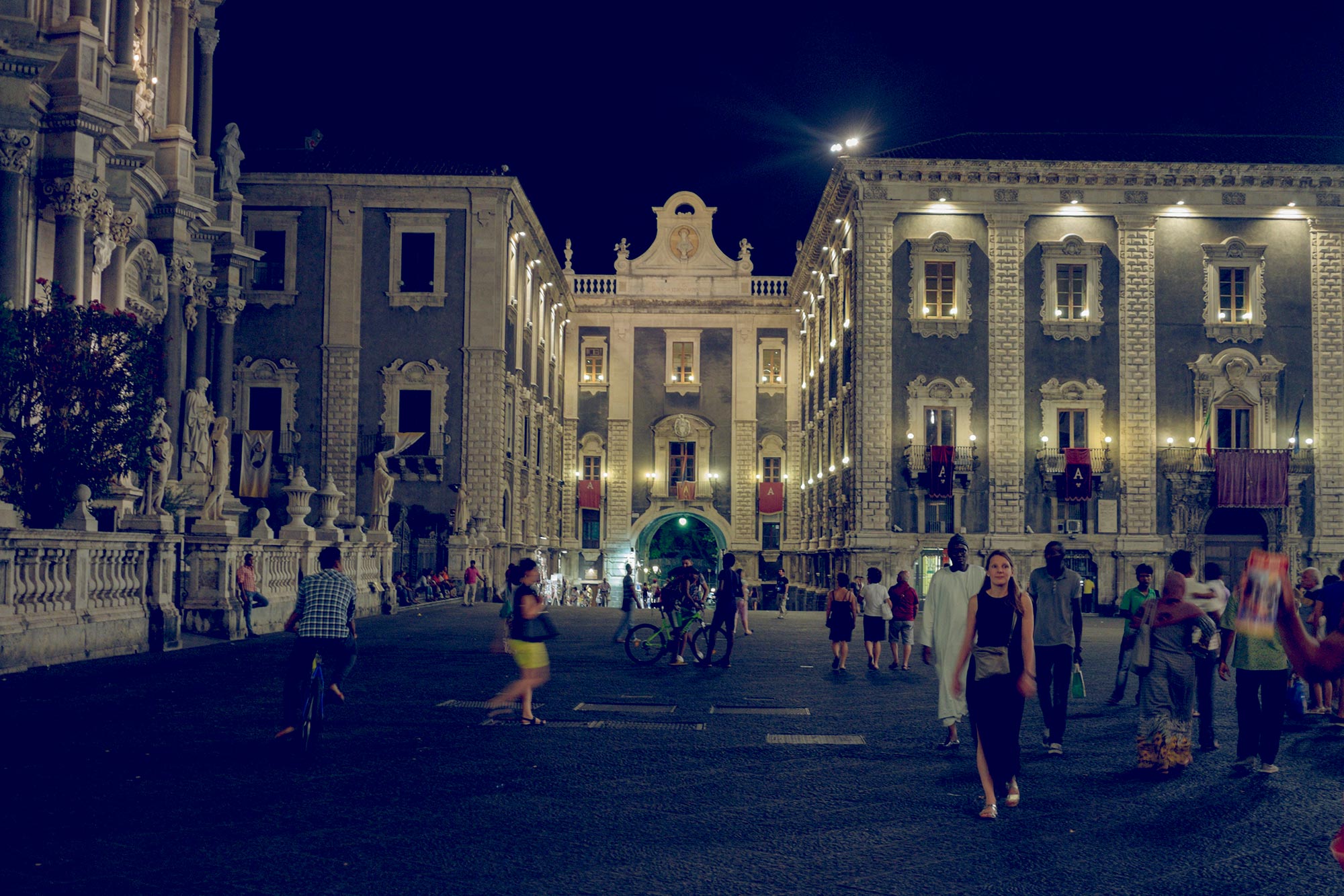 italy-sicilia-catania-piazza-duomo-night