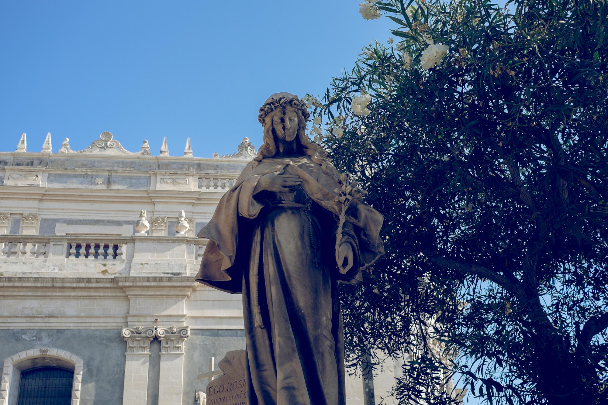 italy-sicilia-catania-statue