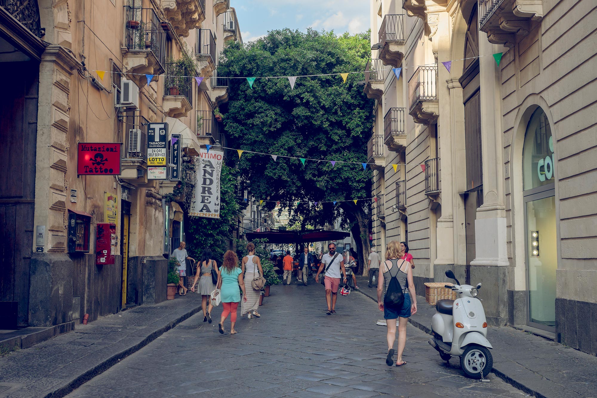 italy-sicilia-catania-street-tree-restaurant