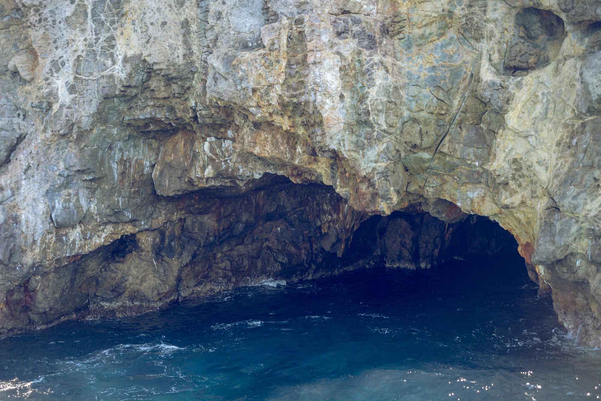 italy-sicilia-eolie-panarea-grotta-innamorati