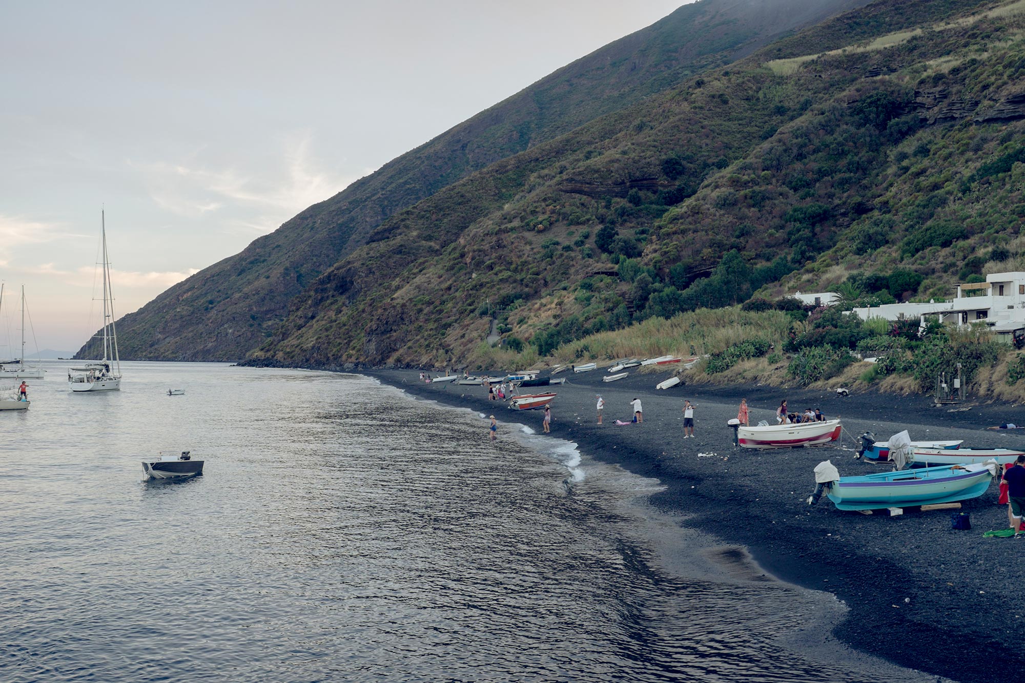 italy-sicilia-eolie-stromboli-italy-sicilia-eolie-stromboli-black-beach-boats1