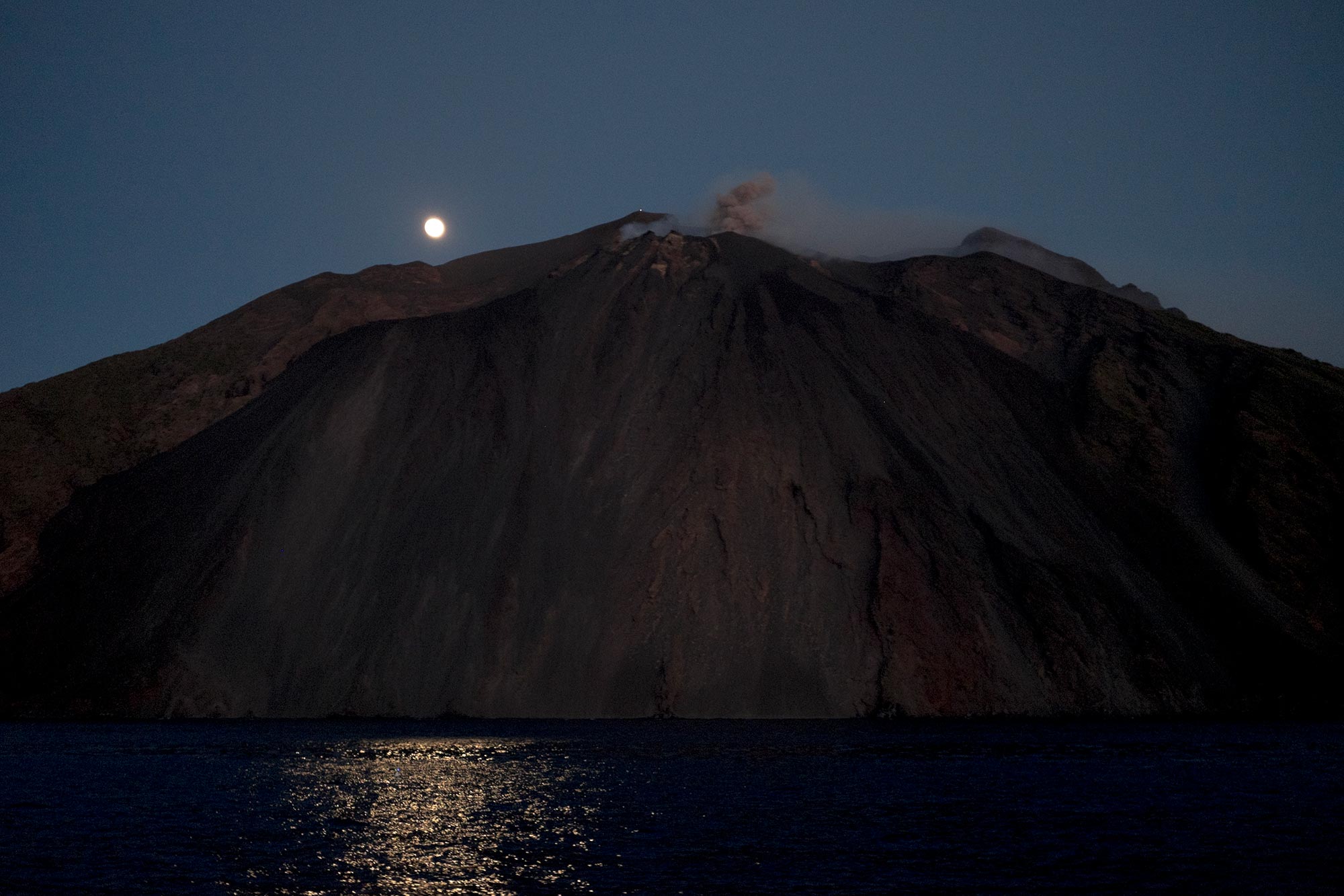 italy-sicilia-eolie-stromboli-italy-sicilia-eolie-stromboli-volcano-eruption-moon