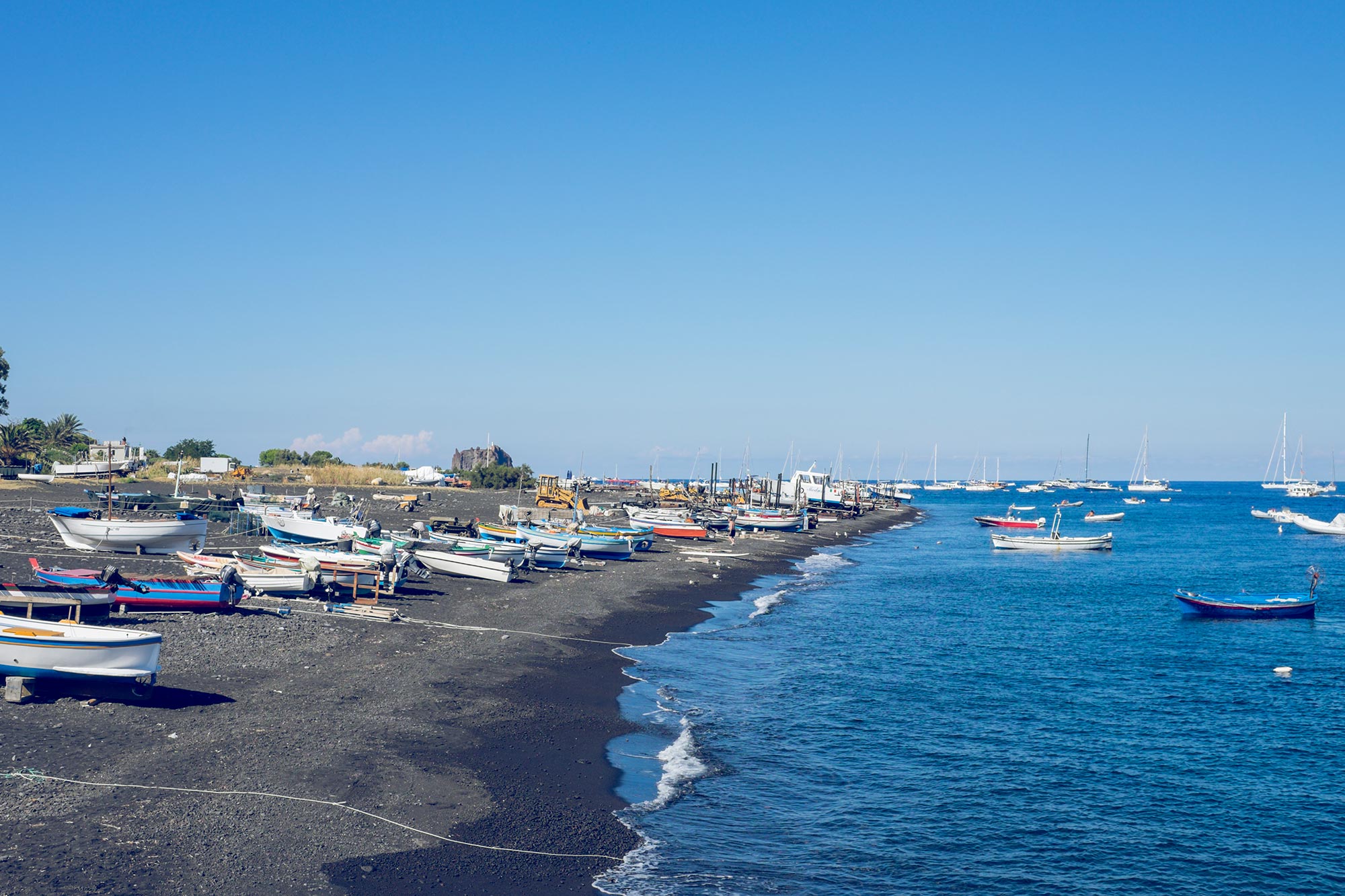 italy-sicilia-eolie-stromboli-black-beach