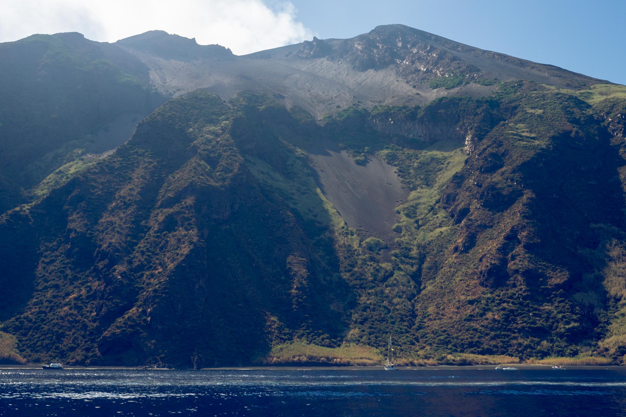 italy-sicilia-eolie-stromboli-side-smoke