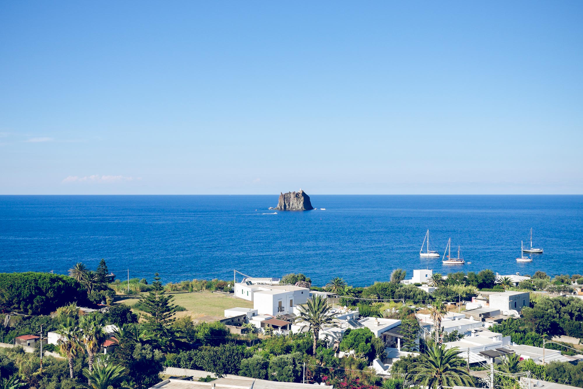 italy-sicilia-eolie-stromboli-strombolicchio-view