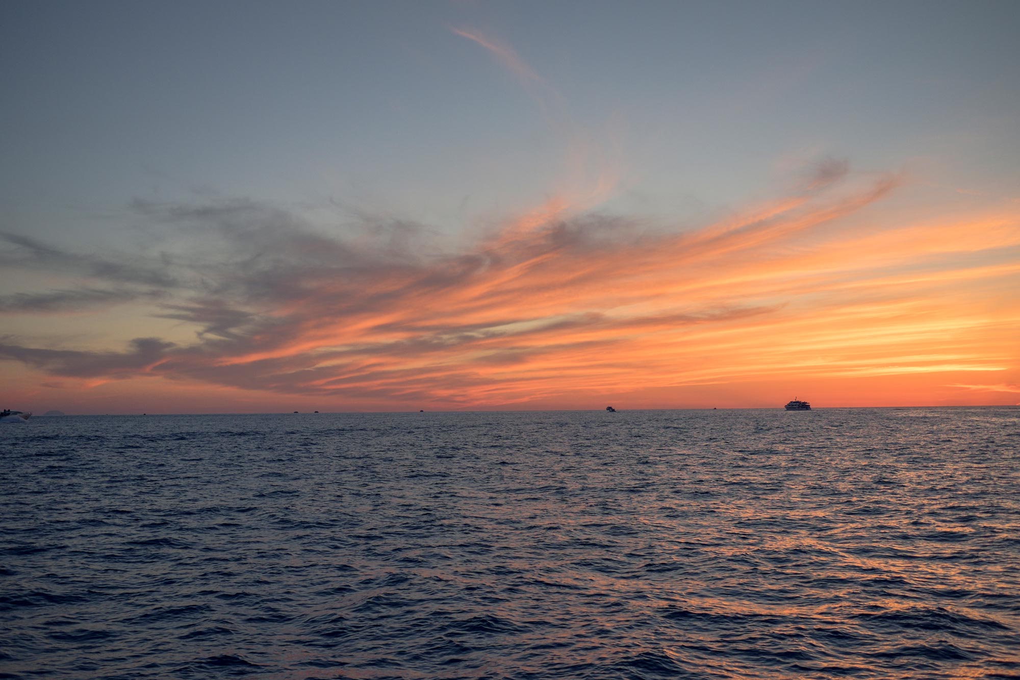 italy-sicilia-eolie-stromboli-sunset-sea