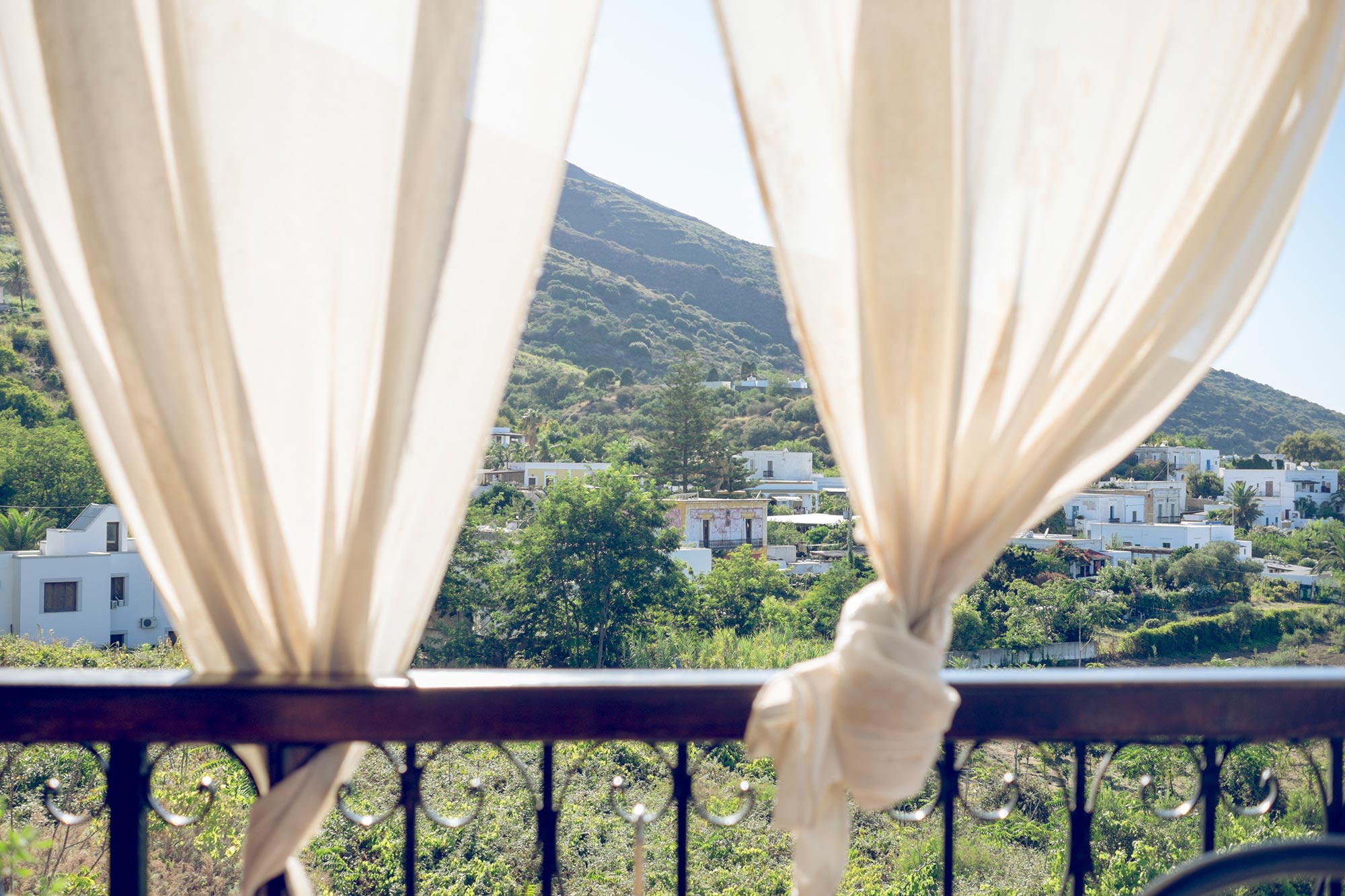 italy-sicilia-eolie-stromboli-terrace-curtains