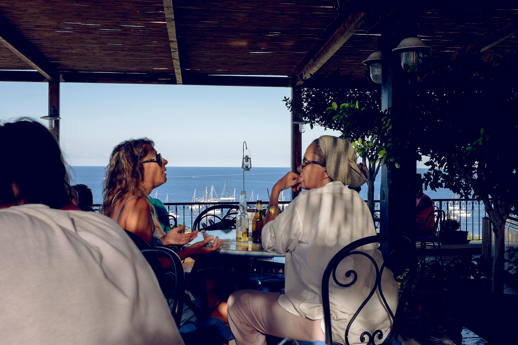 italy-sicilia-eolie-stromboli-terrace-people