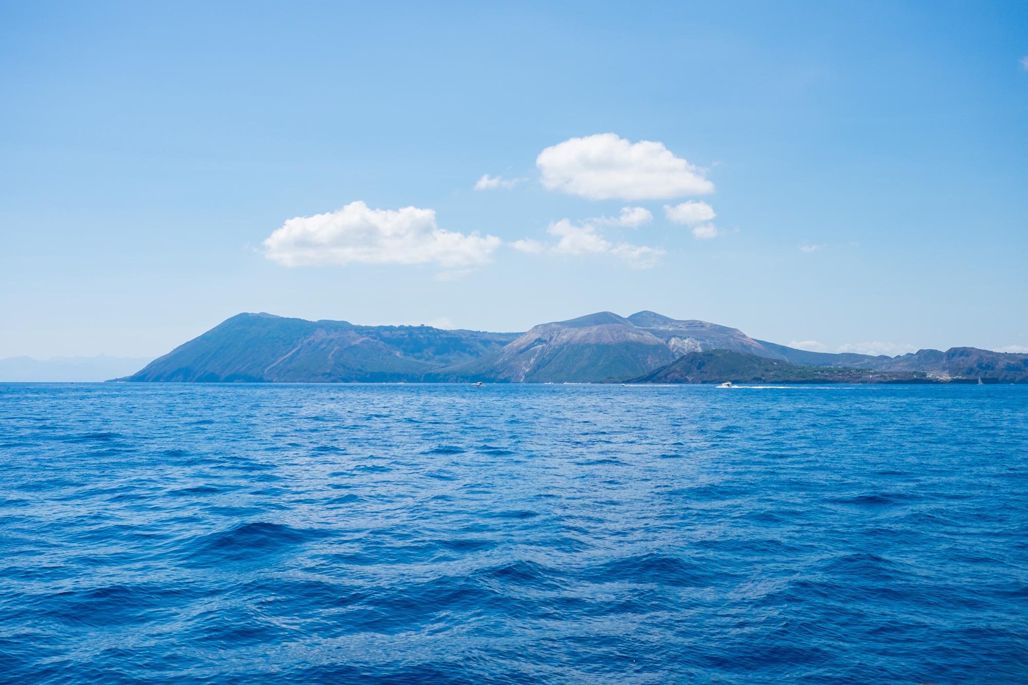 italy-sicilia-eolie-sea-volcano2